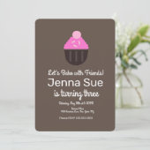 Minimalistischer Sprinkle Cupcake zum Geburtstag Einladung (Stehend Vorderseite)