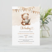 Minimalistischer Teddybär, der ein Buch mit Flagge Einladung (Stehend Vorderseite)