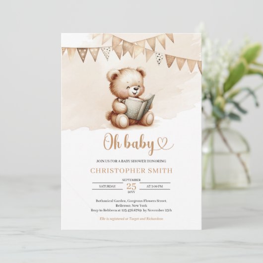 Minimalistischer Teddybär, der ein Buch mit Flagge Einladung (Stehend Vorderseite)