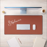 Minimalistischer Terracotta Personalisierter Name Schreibtischunterlage<br><div class="desc">Minimalistisch Earthy Terracotta Personalisierte Skriptnamen Desk Mat. Einfach anpassen,  einfach einen Namen oder einen eigenen Text hinzufügen. Ideal für Zuhause,  Büro,  Wohngestaltung,  Arbeitsplatz,  Kinderzimmer,  zurück zur Uni oder zurück zum Schulgeschenk. Bestelle noch heute!</div>