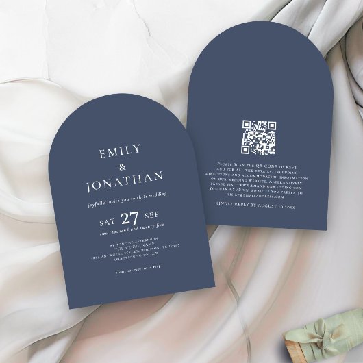 Minimalistischer Text QR Code Dusty Navy Arch Wedd Einladung