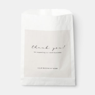 Minimalistischer Umschlag dank Versand der Papiert Geschenktütchen