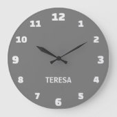 Minimalistischer und eleganter Graue und Alabaster Große Wanduhr (Vorderseite)