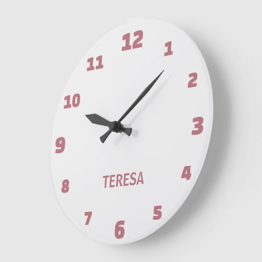 Minimalistischer und eleganter Name in Weiß und Ro Große Wanduhr (Winkel)