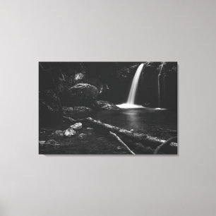 Minimalistischer Wasserfall hinter gebrochenem Bau Leinwanddruck