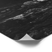 Minimalistischer Wasserfall hinter gebrochenem Bau Poster (Ecke)