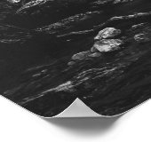 Minimalistischer Wasserfall hinter gebrochenem Bau Poster (Ecke)