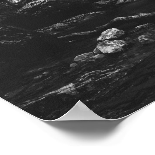 Minimalistischer Wasserfall hinter gebrochenem Bau Poster (Ecke)