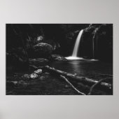 Minimalistischer Wasserfall hinter gebrochenem Bau Poster (Vorne)