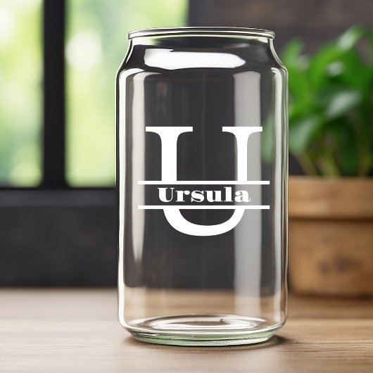Minimalistischer weißer Buchstabe U Monogramm und Dosenglas
