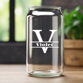 Minimalistischer weißer Buchstabe V Monogramm und Dosenglas