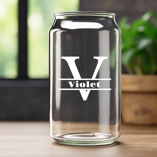 Minimalistischer weißer Buchstabe V Monogramm und  Dosenglas