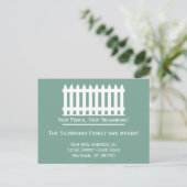 Minimalistischer weißer Zaun auf Grün, den wir bew Postkarte (Stehend Vorderseite)