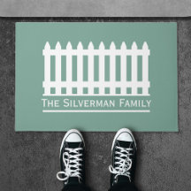 Minimalistischer Weißzaun bei der grünen Familie