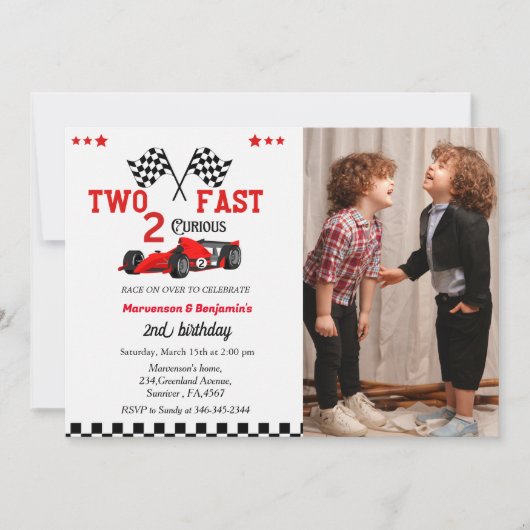 Minimalistischer Zwillingsjunge mit Drehbuch Einladung (Vorderseite)