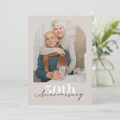 Minimalistisches Arch Beige 50. Hochzeitstag Einladung (Stehend Vorderseite)