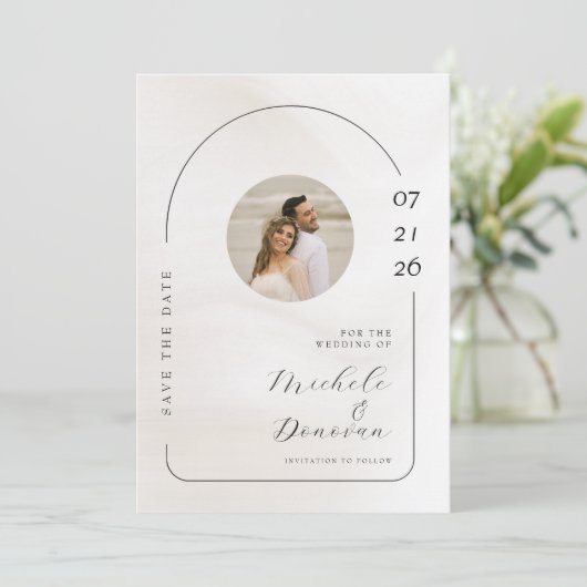 Minimalistisches Arch & Script-Hochzeitsszenario-F Save The Date (Stehend Vorderseite)
