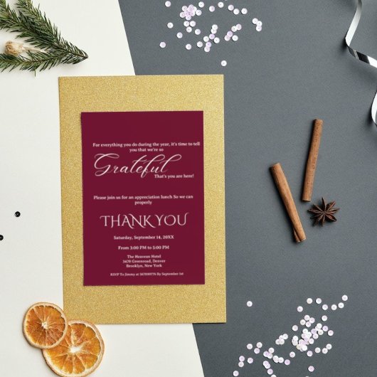 Minimalistisches Aufwerten von Burgundy- und White Einladung