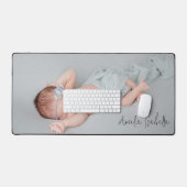 Minimalistisches Baby-Foto und Name Schreibtischunterlage (Tastatur & Maus)