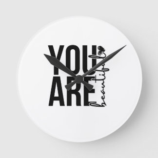 Minimalistisches „Beautiful“-Typografie-Design – S Runde Wanduhr