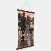 Minimalistisches Begrüßungszeichen für Hochzeitsfe Wandteppich Mit Holzrahmen (Gewinkelt)