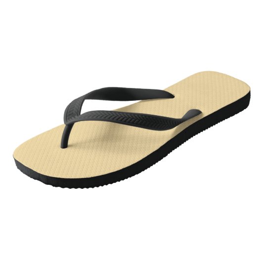 Minimalistisches beige-braunes Kamel mit schwarzem Badesandalen (Schrägansicht)