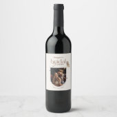 Minimalistisches Beige Butterfly Brautparty Foto Weinetikett (Vorderseite)