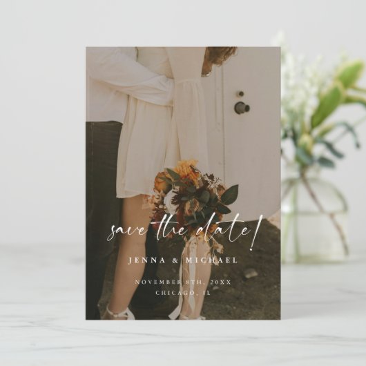 Minimalistisches Beige Script QR Code Foto Hochzei Save The Date (Stehend Vorderseite)