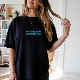 Minimalistisches Berg-Shirt mit einfachem Liniende T-Shirt