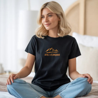 Minimalistisches Berg-Shirt mit einfachem Liniende T-Shirt