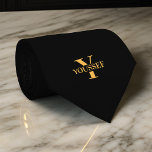 Minimalistisches Black Gold Mit Monogramm Krawatte<br><div class="desc">Machen Sie eine kühne Aussage mit der Minimalistischen Mit Monogramm Black Gold Krawatte. Dieses elegante,  personalisierte Accessoire verleiht jedem Outfit einen raffinierten Stil.</div>