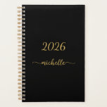 Minimalistisches Black Gold Monogram Name Girl Scr Planer<br><div class="desc">Girly Feminine Minimalistisch Simple Clean Black und Gold Monogram Name Signature Script Custom Personalisiert 2023 oder jedes Jahr Planer. Dieses Design mit Ihrem Vornamen in einem hübschen handgeschriebenen Stil Swash Schwanz Schriftart Signatur Typografie (oder Kalligrafie) in Gold auf schwarzem Hintergrund. Große stilvolle weibliche Geschenke zum Geburtstag, Muttertag, Hochzeit, Brautparty, süße...</div>