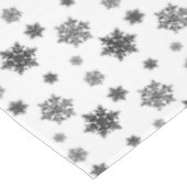 Minimalistisches Black Whimsical Snowflake Muster Tischdecke (Schrägansicht)