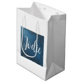 Minimalistisches Blau und Weiß Mittlere Geschenktüte (Vorderseite Schrägansicht)