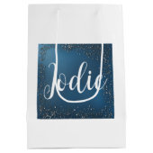 Minimalistisches Blau und Weiß Mittlere Geschenktüte (Rückseite)