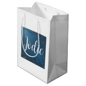 Minimalistisches Blau und Weiß Mittlere Geschenktüte (Rückseite Schrägansicht)