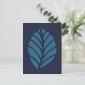 Minimalistisches blaues Leaf Postkarte (Stehend Vorderseite)