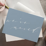 Minimalistisches blaues Skript Wir bewegten neue Z Postkarte<br><div class="desc">Minimalistisches,  modernes,  blaues,  elegantes Skript Wir haben neue Zuhause Moving Postcard</div>