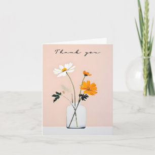 Minimalistisches Blumenarrangement im Glas als Dan Dankeskarte