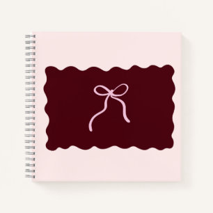 Minimalistisches burgunderrotes Spiralnotizbuch mi Notizblock
