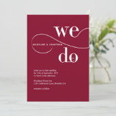 Minimalistisches Burgundy Red We Do Calligrafy Wed Einladung (Stehend Vorderseite)