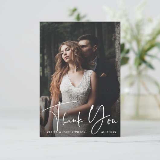 Minimalistisches Chic Script 2 Foto Hochzeit Dankeskarte (Stehend Vorderseite)