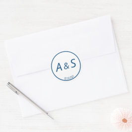 Minimalistisches Classic Blue Initials Date Weddin Runder Aufkleber