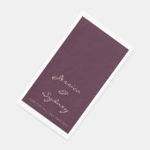 Minimalistisches Dunkel-Pflaume-Script-Hochzeit in Serviette (Ecke)