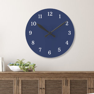 Minimalistisches Dunkelblau und weiße Zahlen Runde Wanduhr