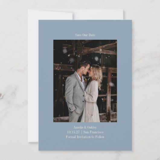 Minimalistisches Dusty Blue Elegante Hochzeit Cust Save The Date (Vorderseite)