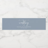 Minimalistisches Dusty Blue Modern Wedding Elegant Wasserflaschenetikett (Einzelnes Label)