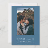 Minimalistisches Dusty Blue Modern Wedding Foto Einladung (Rückseite)