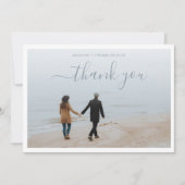 Minimalistisches Dusty Blue Script mit 2 Foto Hoch Dankeskarte (Vorderseite)