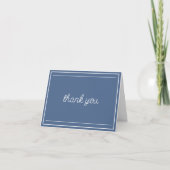 Minimalistisches Dusty Blue & White Script Dankeskarte (Vorderseite)